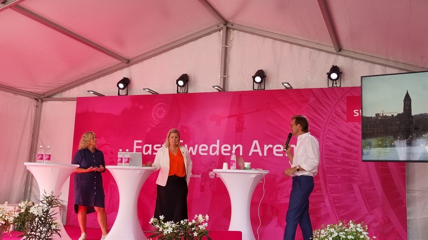 Anna Selander (kommundirektör, Norrköpings Kommun), Anna Drotz (digitaliseringsdirektör Norrköpings Kommun) och Henrik Johansson (moderator).